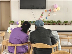 當(dāng)你老到忘了世界，我該拿什么來(lái)愛(ài)你